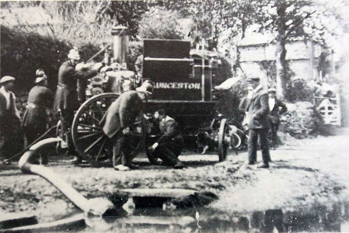 an-early-horse-drawn-launceston-fire-engine-with-the-pressure-being-driven-by-steam