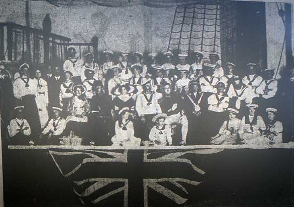 loads-cast-from-the-1912-production-of-hms-pinafore