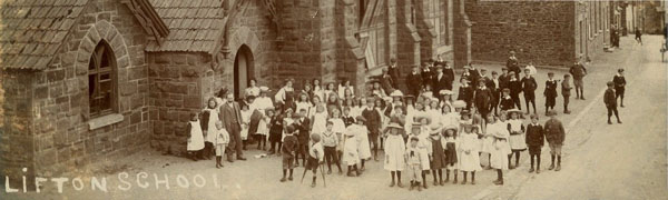 Lifton School children outside the old school c.1908.