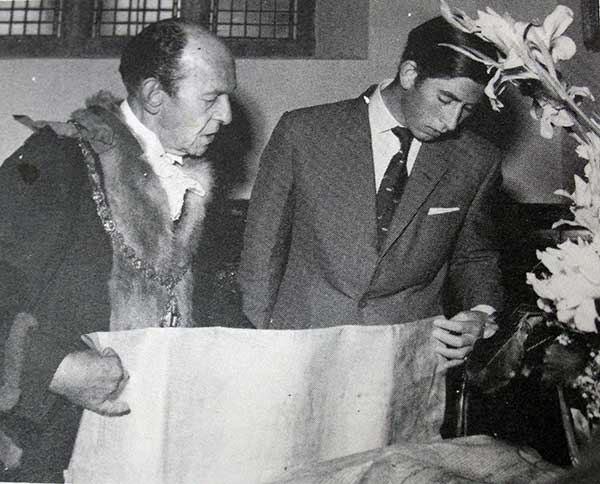 Mayor Frank Jordan shows Prince Charles some of the Borough's ancient documents in 1970.                                                                                                                                  