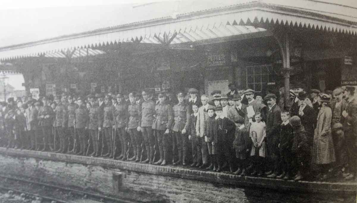 off-to-war-in-1914-dcli-soldiers-setting-off-from-launceston-station