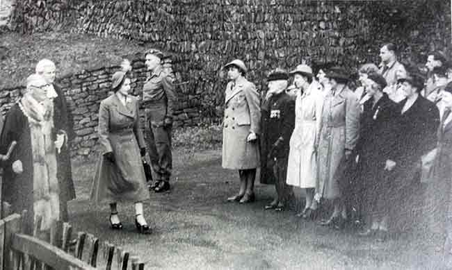 princess-elizabeth-with-the-mayor-thomas-fulford-and-town-clerk-stuart-peter-when-she-visited-launceston-in-1949