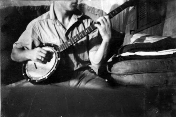 tom-barriball-playing-the-temlett-banjo-taken-in-egypt-1939-44