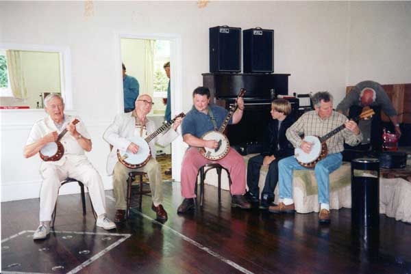 tom-barriball-and-band-playing-at-the-fox-and-grapes-lifton_-photo-courtesy-of-tarry-baariball