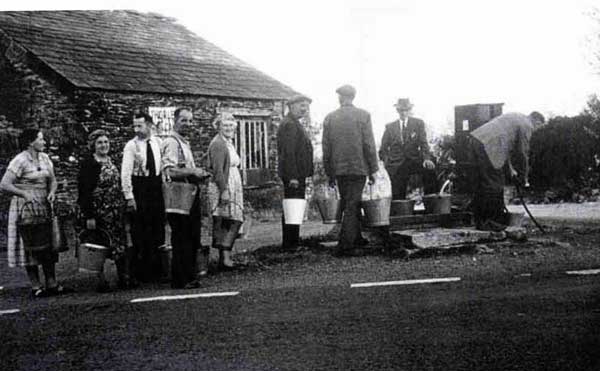 A queue for water at the South Petherwin Pump.