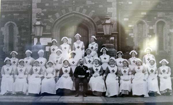 vad-nursing-staff-with-dr-w-thompson-outside-launceston-town-hall