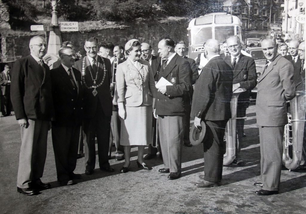 Cecil Robins greets the Munn and Felton Band