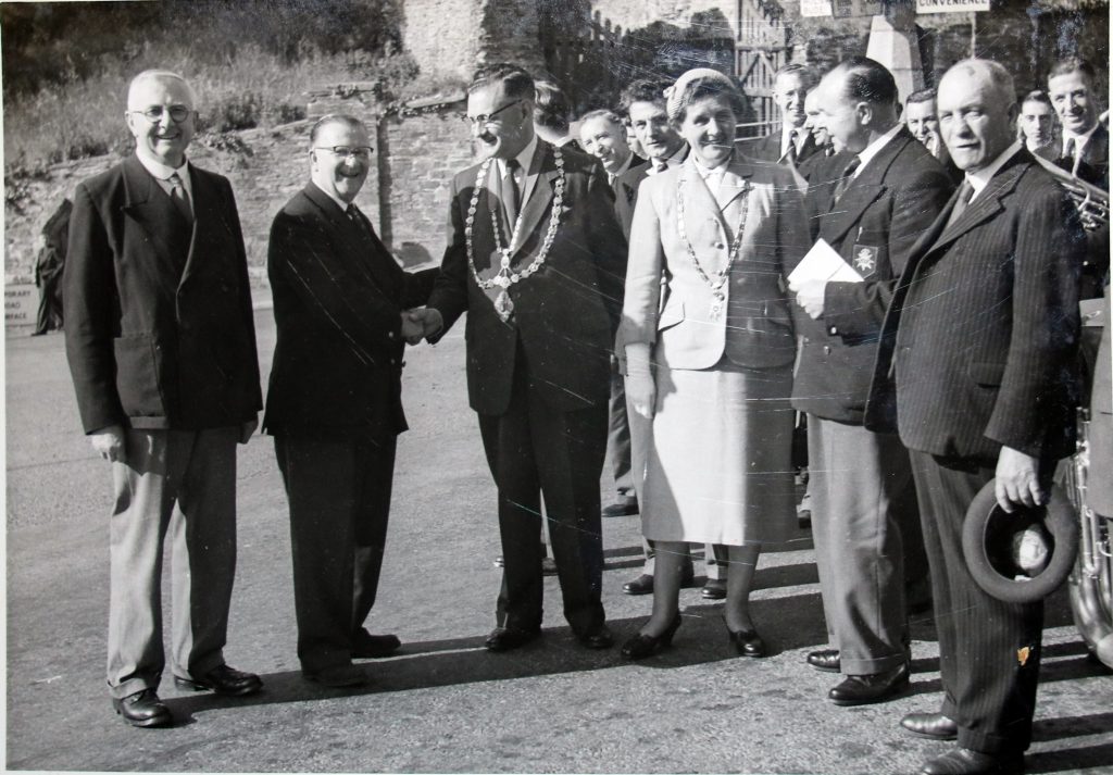 Cecil Robins greets the Munn and Felton Band