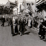 Launceston Mayor Cecil Robins walks the Queen around the crowd May 1956 Launceston Mayor Cecil Robins walks the Queen around the crowd May 1956